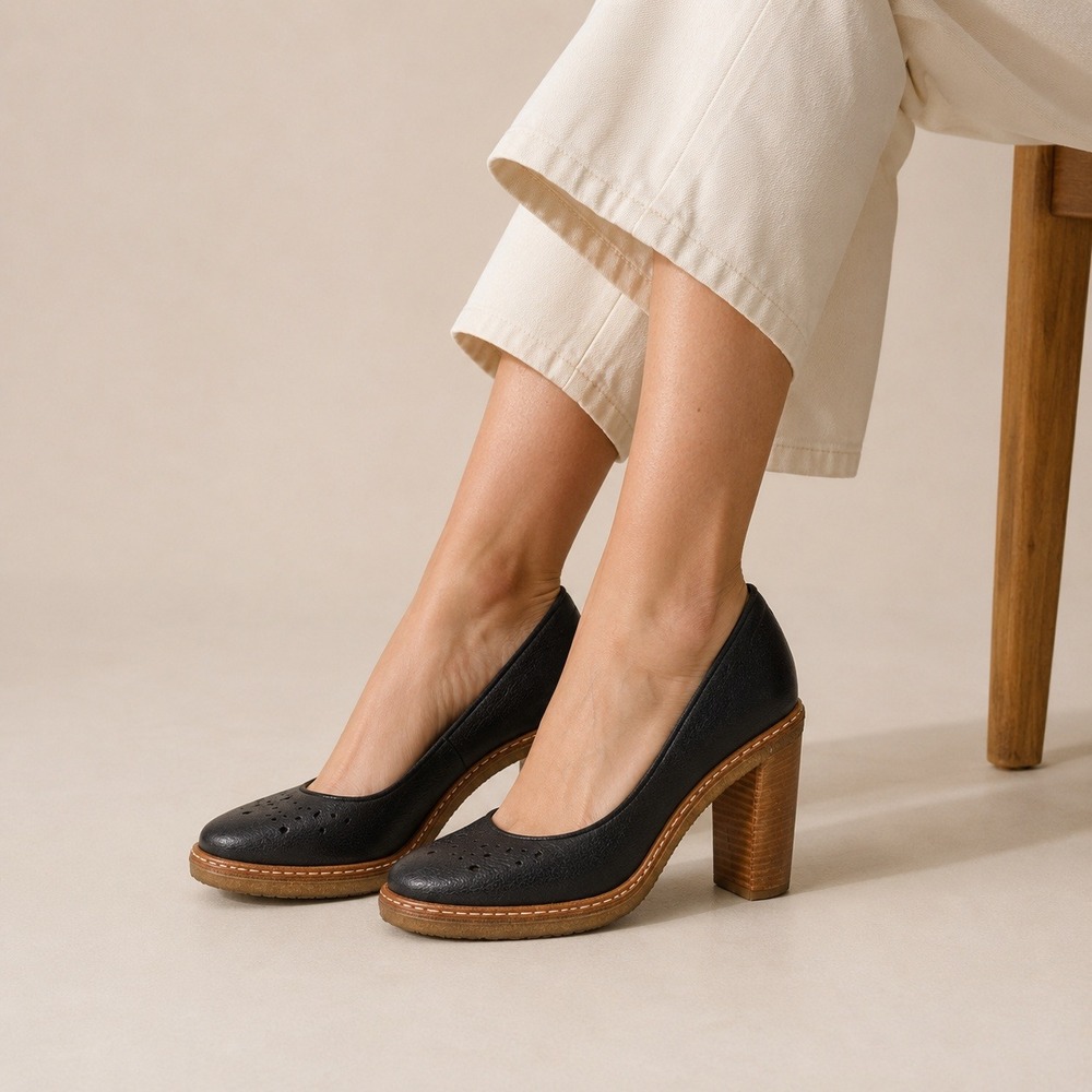 Chloe Black Pebbled Leather Platform Block Heel Pumps Perforated EU 40 Italy